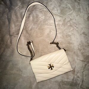 Tory Burch
Kira Chevron Quilted Leather Chain Wallet in New Cream